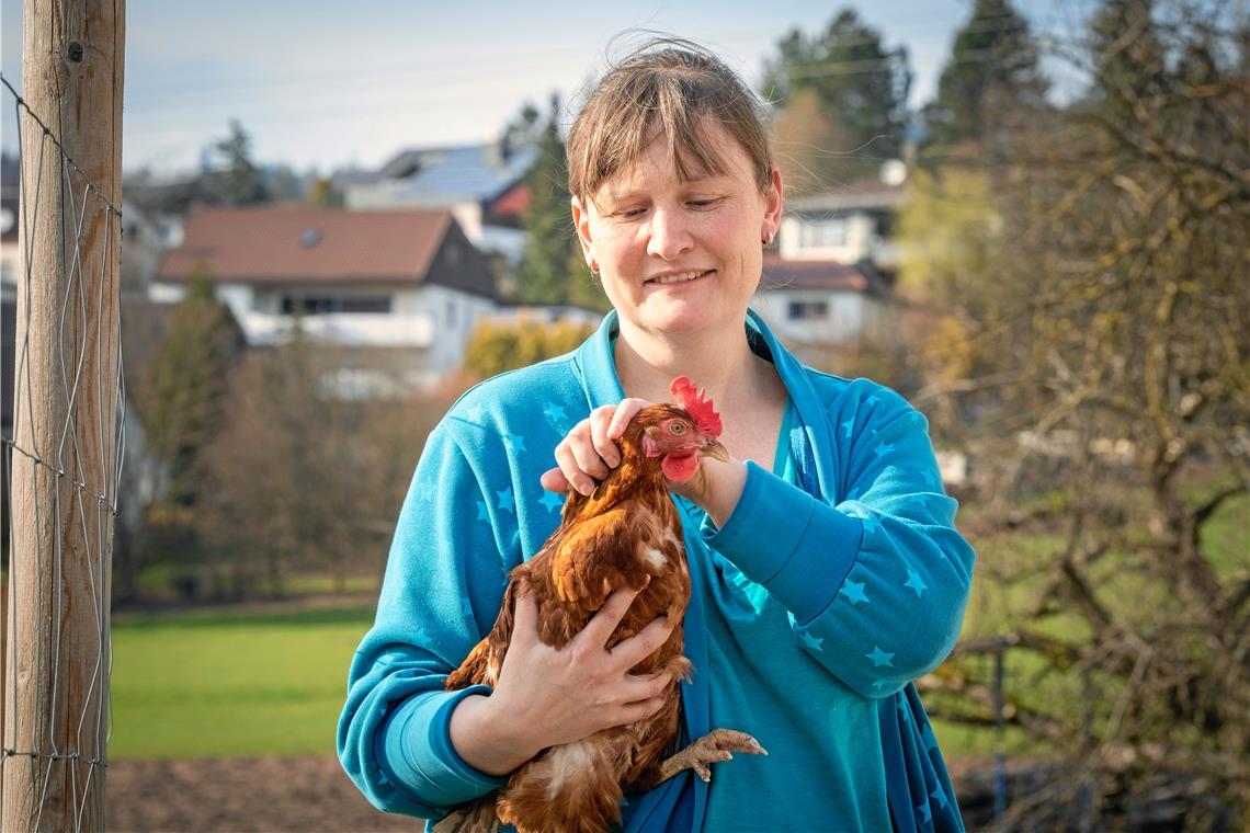 Anna Sommer hält auf dem Heslachhof in Auenwald auch Hühner – fast alle im Stall. Noch weiß sie nicht, ob ihr Hof in das geplante Sperrgebiet fällt und wie genau die Sicherheitsvorkehrungen dann aussehen werden. Foto: A. Becher