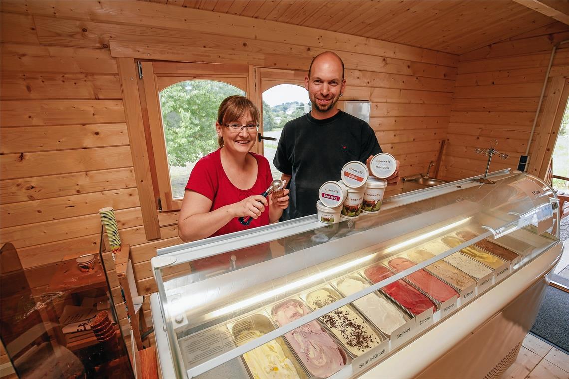 Anna Sommer und Markus Bäßler kreieren ständig neue Eissorten und erweitern ihre Eisauswahl.