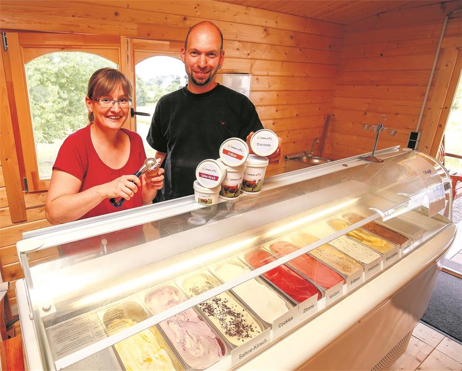 Sommereis frisch von der Kuh Anna Sommer und Markus Bäßler stellen ihr natürliches Eis aus eigener, frisch gemolkener Milch und frischen Früchten aus weitgehend regionalem Anbau her, ohne jegliche künstliche Aroma- und Konservierungsstoffe. Am Sonntag präsentieren sie beim Hoffest zehn Sorten. Foto: A. Becher