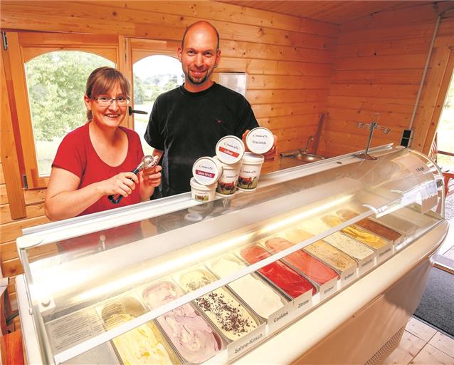 Anna Sommer und Markus Bäßler stellen ihr natürliches Eis aus eigener, frisch gemolkener Milch und frischen Früchten aus weitgehend regionalem Anbau her, ohne jegliche künstliche Aroma- und Konservierungsstoffe. Am Sonntag präsentieren sie beim Hoffest zehn Sorten. Foto: A. Becher