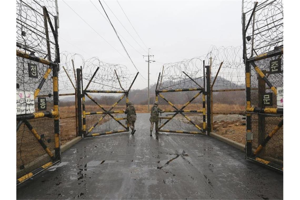 Beide Koreas überprüfen Abrüstung von Grenzkontrollposten Annäherung: Soldaten der südkoreanischen Armee öffnen ein Tor zur entmilitarisierten Zone am zentralen Teil der innerkoreanischen Grenze. Foto: Ahn Young-Joon/AP