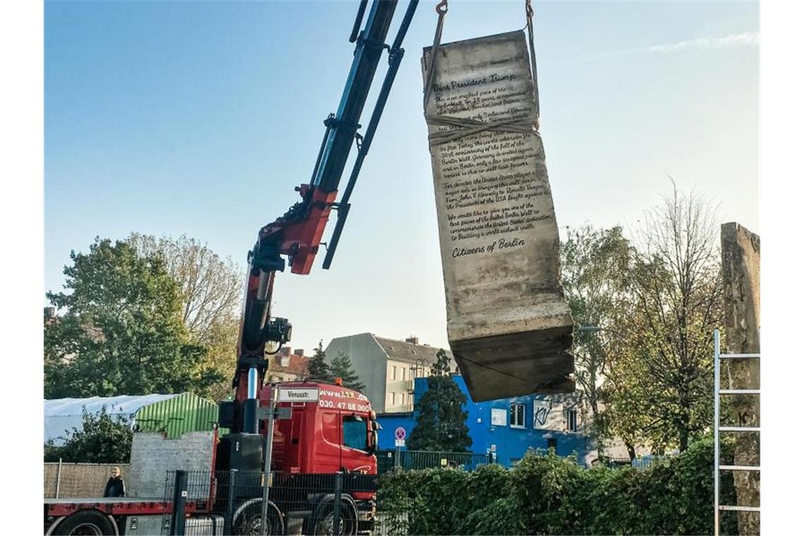 Annahme verweigert: Die Berliner Initiative Offene Gesellschaft wollte Donald Trump ein Segment der Berliner Mauer schenken. Foto: --/Initiative Offene Gesellschaft/dpa