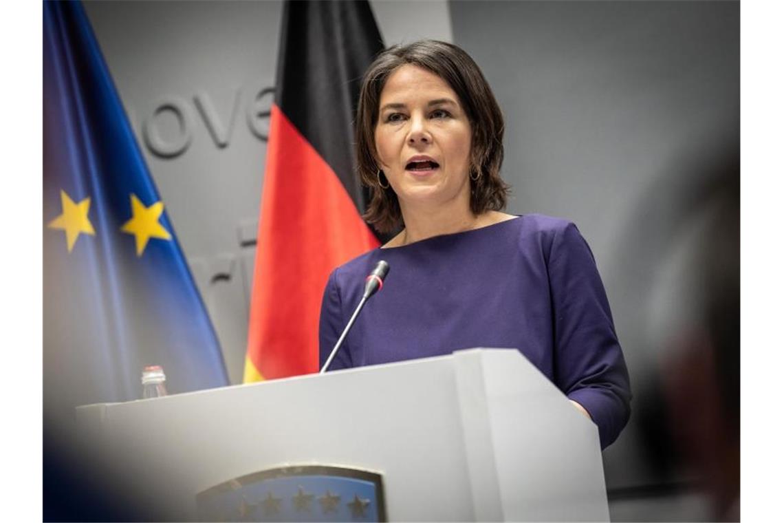 Baerbock: Westbalkan „nicht Russland überlassen“ Annalena Baerbock beim Besuch der Republik Kosovo. Foto: Michael Kappeler/dpa