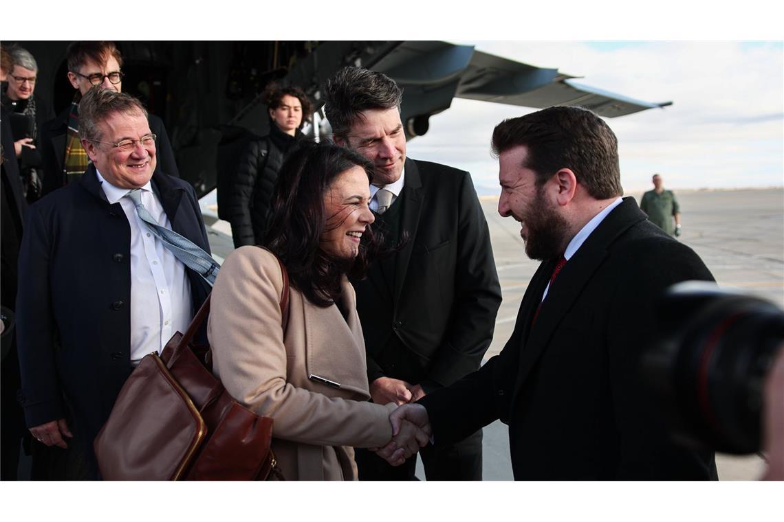 Annalena Baerbock, Bundesaußenministerin, steigt aus einem Flugzeug der Luftwaffe und wird von Yasser al-Junin, Assistent des Außenministers für Europäische Abgelegenheiten in Damaskus begrüßt.