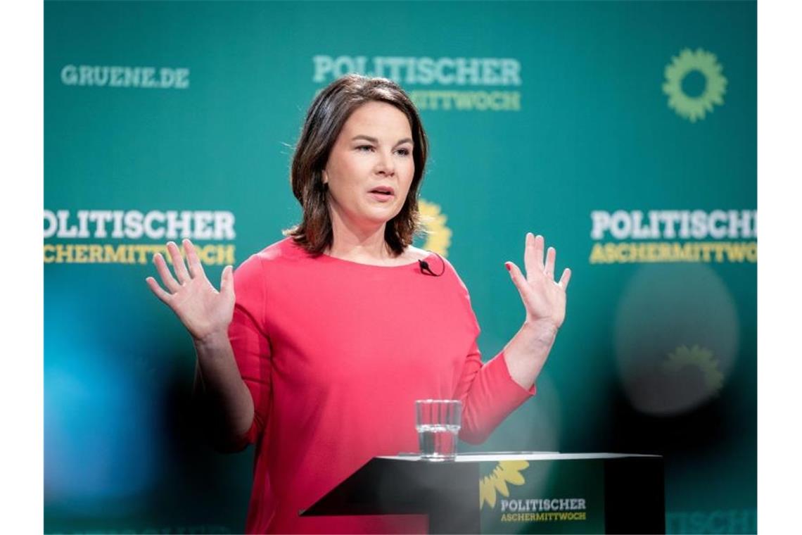 Politischer Aschermittwoch: Krise im Nacken, Wahlen im Blick Annalena Baerbock, Bundesvorsitzende von Bündnis 90/Die Grünen, beim digitalen Politischen Aschermittwoch ihrer Partei in der Heinrich-Böll-Stiftung. Foto: Kay Nietfeld/dpa