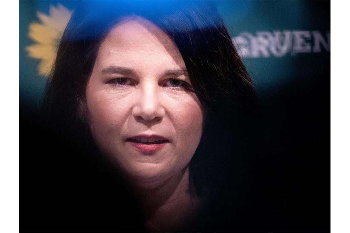 Klingbeil wirft Grünen außenpolitischen Schlingerkurs vor Annalena Baerbock, Bundesvorsitzende von Bündnis 90/Die Grünen und Kanzlerkandidatin, gibt nach den Beratungen des Bundesvorstandes eine Pressekonferenz. Foto: Kay Nietfeld/dpa