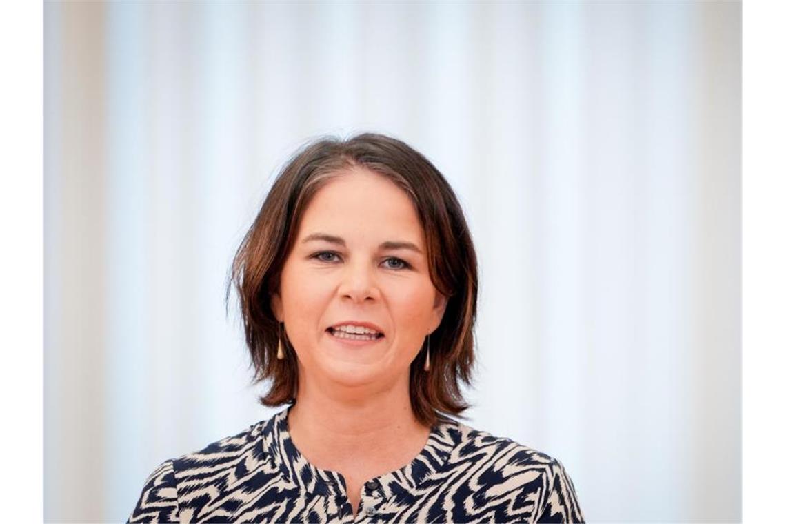 Grüne und FDP starten Suche nach einer neuen Regierung Annalena Baerbock, Bundesvorsitzende von Bündnis 90/Die Grünen, gibt eine Pressekonferenz zu den bevorstehenden Sondierungsgesprächen. Foto: Kay Nietfeld/dpa