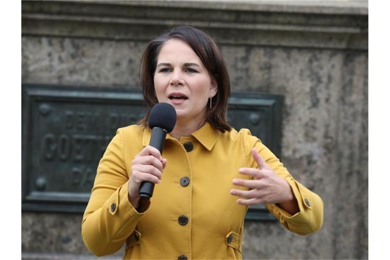 Annalena Baerbock, Kanzlerkandidatin und Bundesvorsitzende von Bündnis 90/Die Grünen, spricht beim Wahlkampf der Grünen in Thüringen auf dem Theaterplatz. Foto: Bodo Schackow/dpa-Zentralbild/dpa