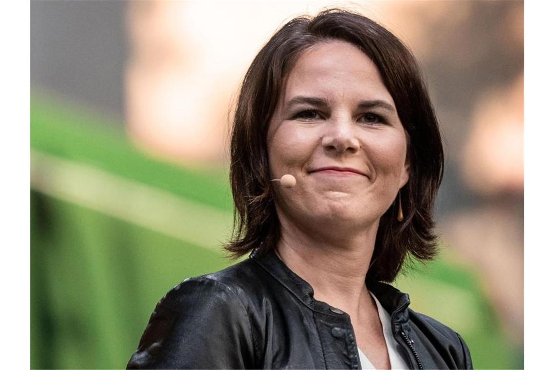 Annalena Baerbock, Kanzlerkandidatin und Bundesvorsitzende von Bündnis 90/Die Grünen, lächelt. Foto: Fabian Strauch/dpa