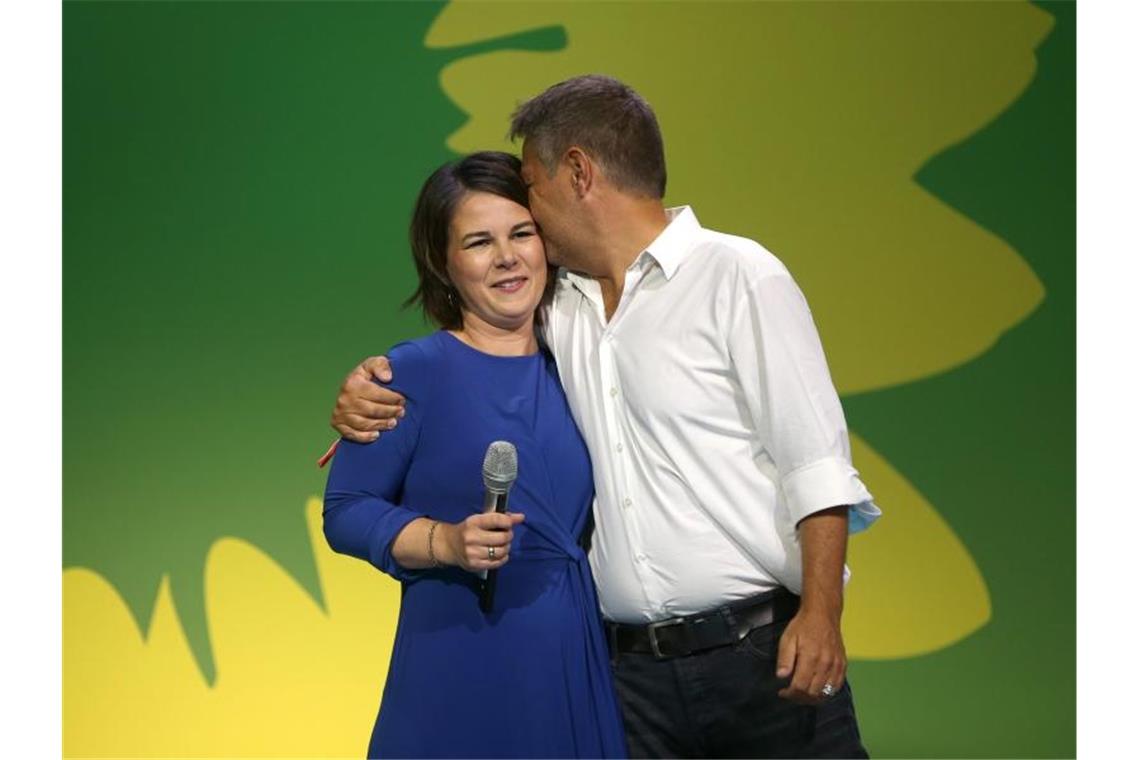 SPD gewinnt Bundestagswahl vor Union Annalena Baerbock, Kanzlerkandidatin und Bundesvorsitzende von Bündnis 90/Die Grünen, und Robert Habeck, Bundesvorsitzender, kommen bei der Wahlparty von Bündnis 90/Die Grünen auf die Bühne. Foto: Christoph Soeder/dpa