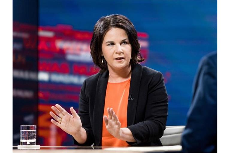 Annalena Baerbock, Kanzlerkandidatin von Bündnis 90/Die Grünen, spricht in der ZDF-Sendung „Was nun,...?“ mit Peter Frey. (Archivbild). Foto: Thomas Kierok/ZDF/dpa