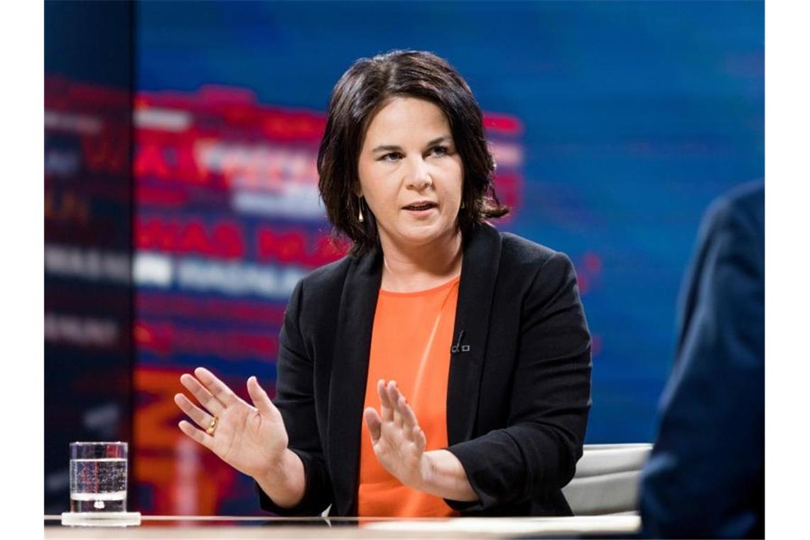 Annalena Baerbock, Kanzlerkandidatin von Bündnis 90/Die Grünen, spricht in der ZDF-Sendung „Was nun,...?“ mit Peter Frey. Foto: Thomas Kierok/ZDF/dpa