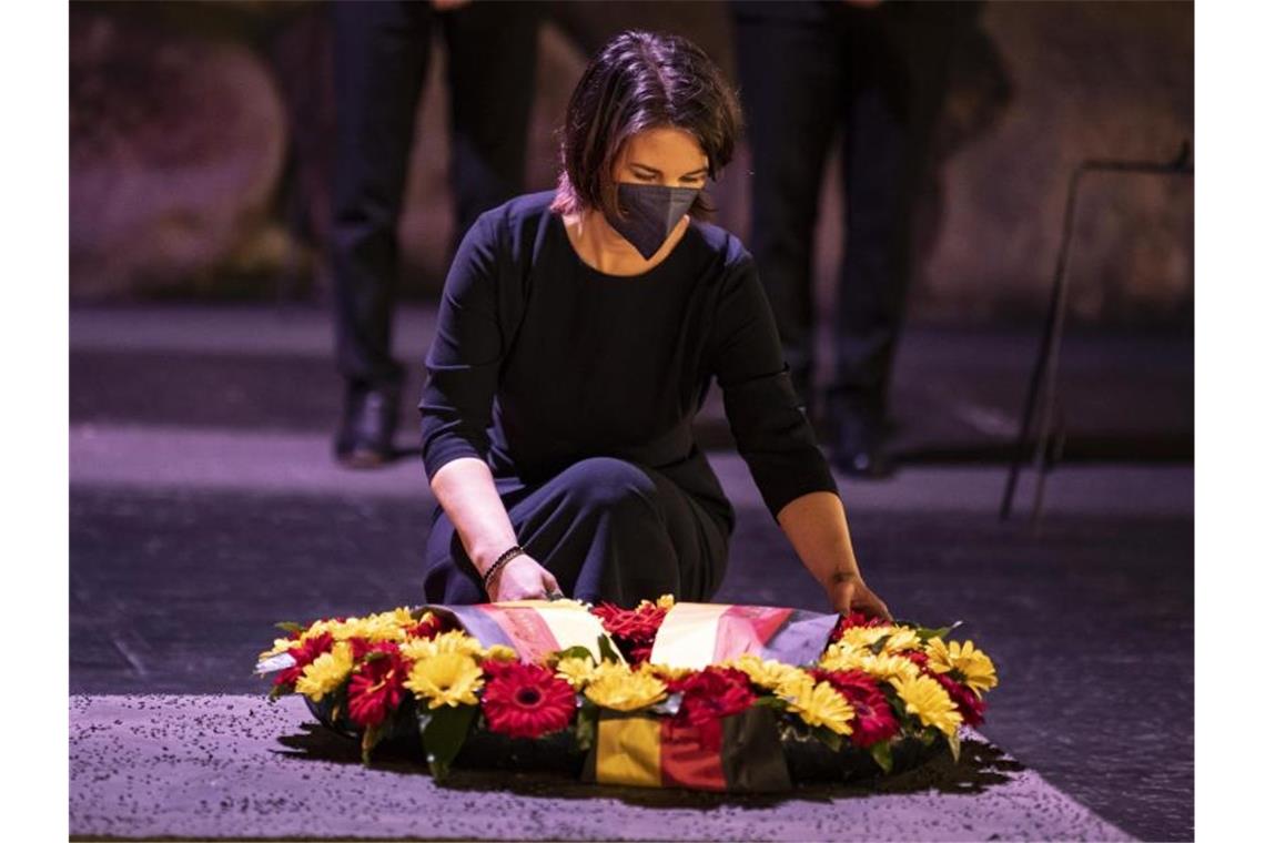 Baerbock sichert Israel unverbrüchliche Solidarität zu Annalena Baerbock legt in der Halle der Erinnerung der Holocaust-Gedenkstätte Yad Vashem in Jerusalem einen Kranz nieder. Foto: Fabian Sommer/dpa
