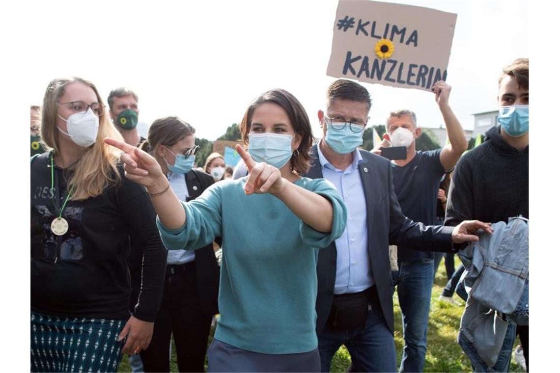 Annalena Baerbock (M), Parteivorsitzende und Kanzlerkandidatin von Bündnis 90/Die Grünen, schaut bei der Demonstration von „Fridays for Future“ in Köln vorbei. Foto: Federico Gambarini/dpa