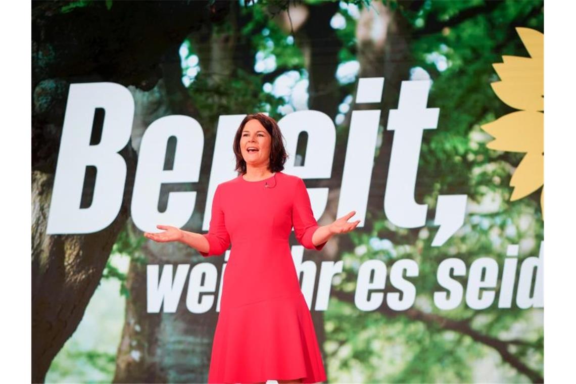 Grüne bestätigen Baerbock als Kanzlerkandidatin Annalena Baerbock nach ihrer Bestätigung als Kanzlerkandidatin bei der Bundesdelegiertenkonferenz. Foto: Kay Nietfeld/dpa