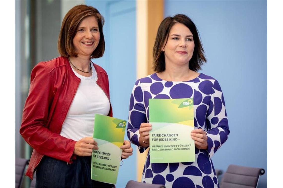 Annalena Baerbock (r) und Katrin Göring-Eckardt stellen in der Bundespressekonferenz das Konzept für eine Kindergrundsicherung vor. Foto: Kay Nietfeld