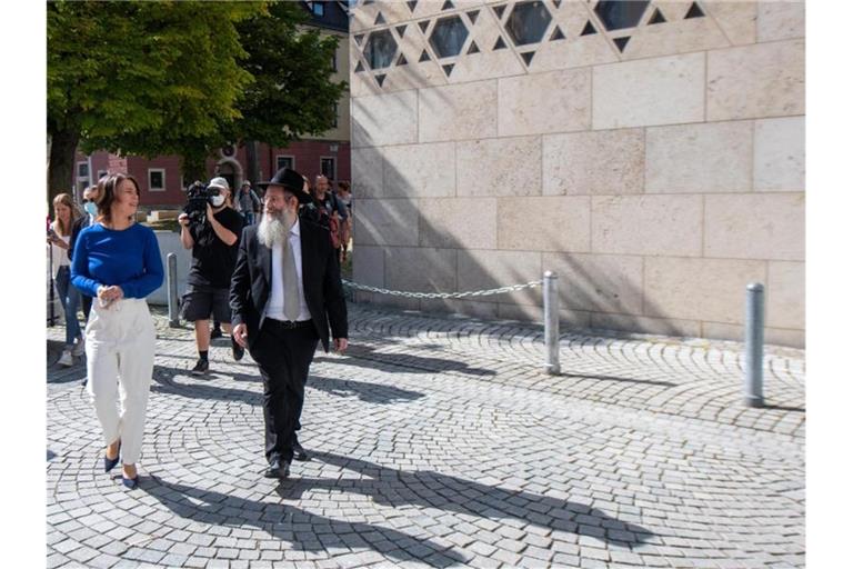 Annalena Baerbock spricht mit dem Ulmer Rabbiner Shneur Trebnik. Foto: Stefan Puchner/dpa