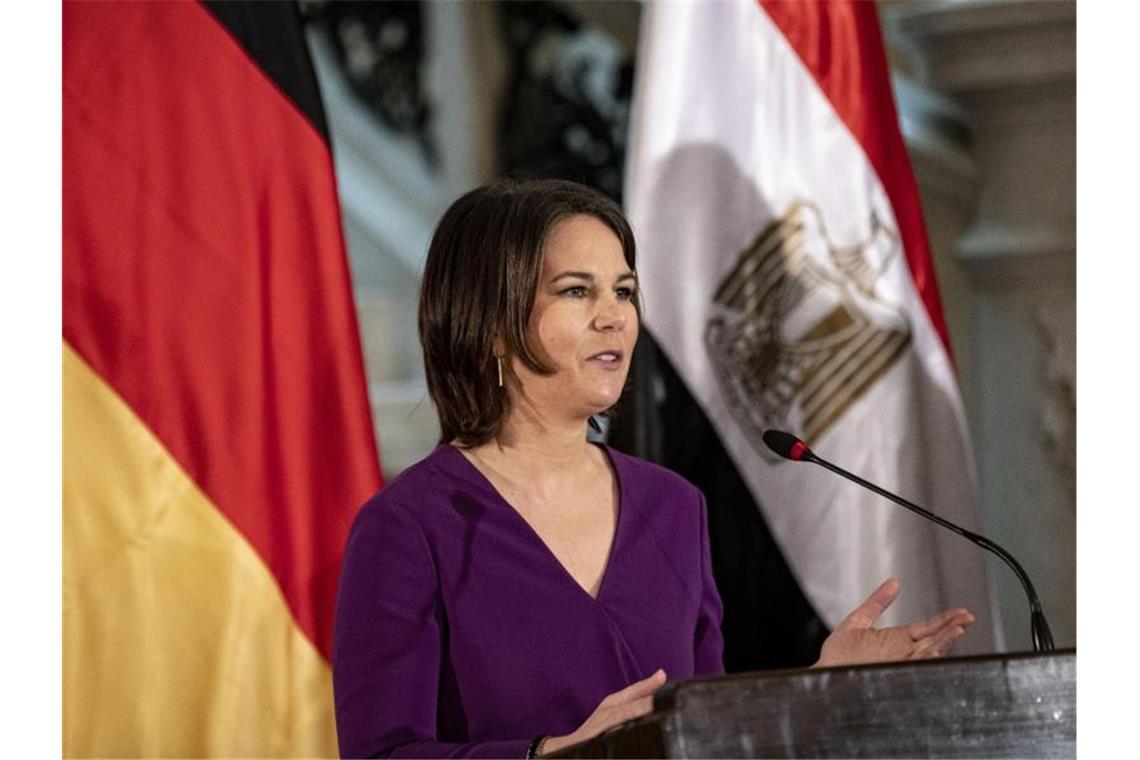 Baerbock: Waffenexporte von Menschenrechten abhängig Annalena Baerbock steht in Kairo den Journalisten Rede und Antwort. Foto: Fabian Sommer/dpa