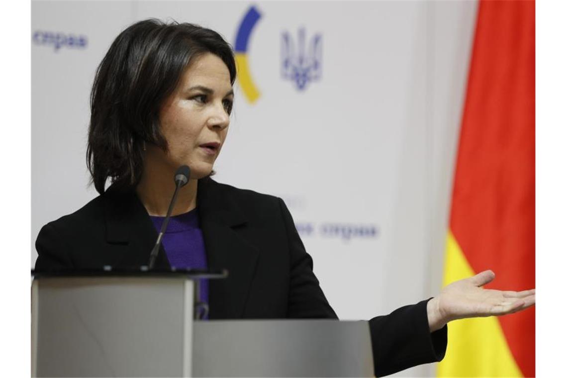 Scholz, Macron und Duda: Krieg in Europa verhindern Annalena Baerbock steht Journalisten in Kiew Rede und Antwort. Foto: Gleb Garanich/Reuters/AP/dpa
