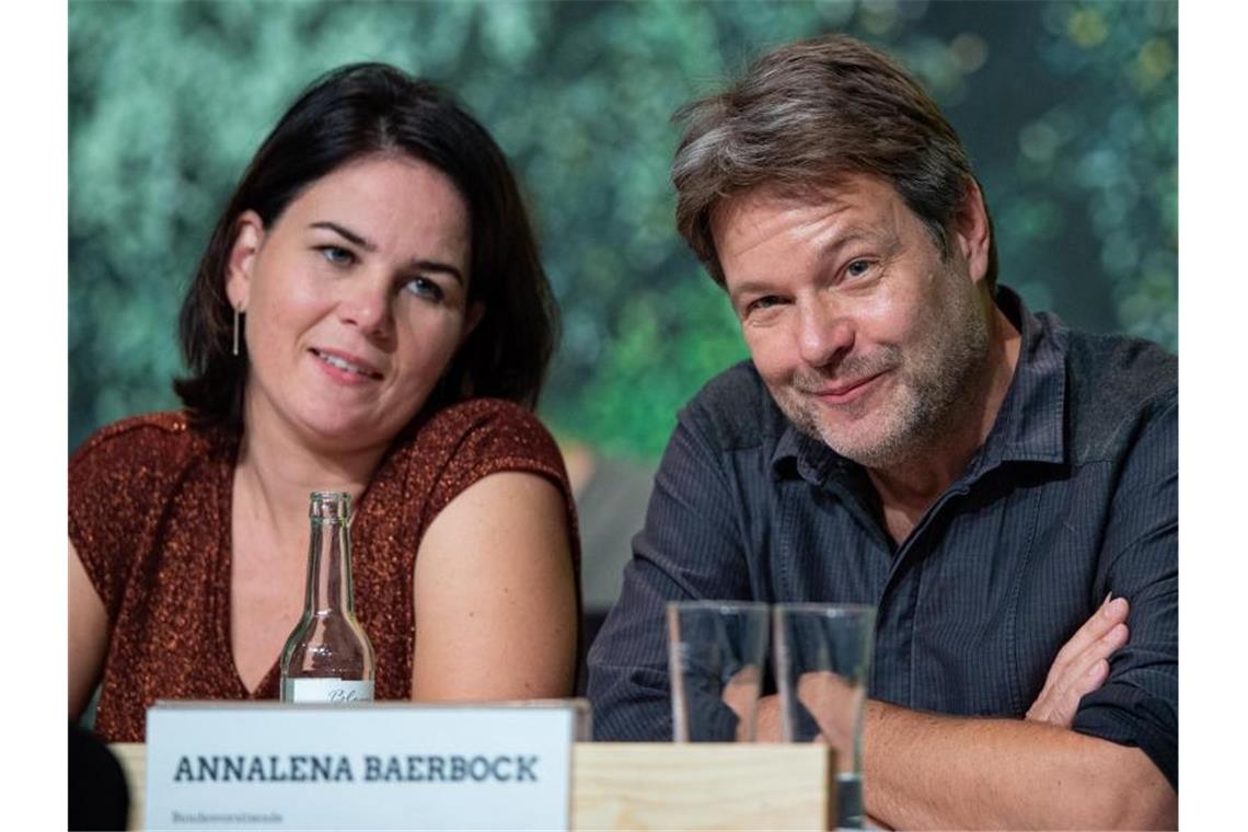 Annalena Baerbock und Robert Habeck, die Bundesvorsitzenden von Bündnis 90/Die Grünen, sitzen beim Bundesparteitag in Bielefeld auf dem Podium. Foto: Guido Kirchner/dpa