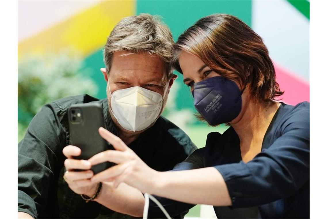 Grünen-Parteitag: Keine Angst vor Kompromissen Annalena Baerbock und Robert Habeck halten den Moment mit einem Selfie fest. Foto: Kay Nietfeld/dpa