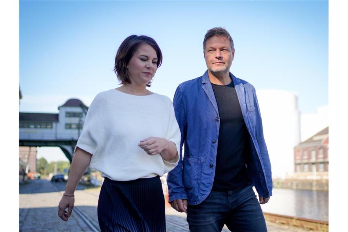 Grüne mit wenig Selbstkritik auf Regierungskurs Annalena Baerbock und Robert Habeck kommen zum kleinen Parteitag. Foto: Kay Nietfeld/dpa