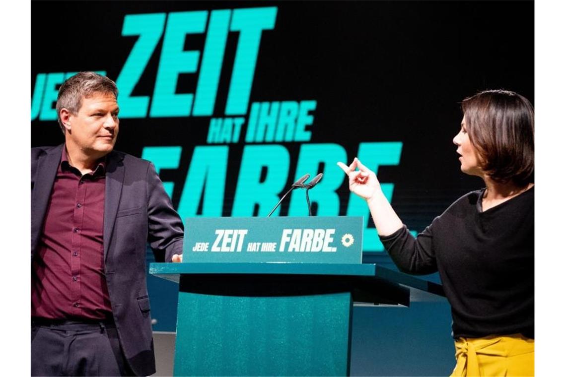 „Wir können Wunder bewirken“: Grüne versprühen Optimismus Annalena Baerbock und Robert Habeck sind 2018 an die Spitze der Grünen gewählt worden. Foto: Kay Nietfeld/dpa