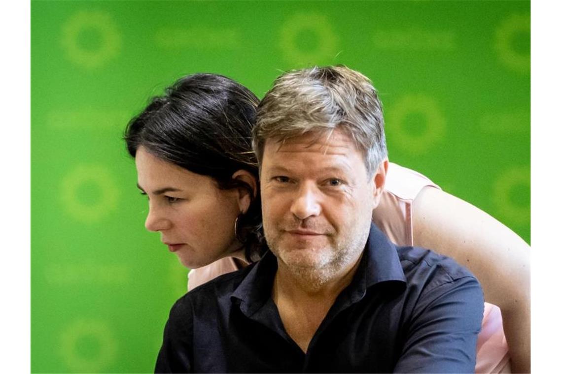Habeck: Grüne gehen mit Doppelspitze in nächsten Wahlkampf Annalena Baerbock und Robert Habeck sind seit Januar 2018 Parteichefs der Grünen. Foto: Kay Nietfeld