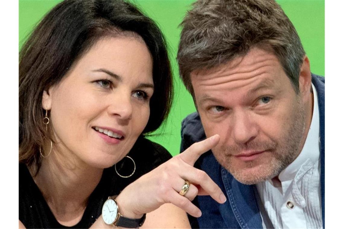 Grüne klären ihre K-Frage bis zum 19. April Annalena Baerbock und Robert Habeck wollen die K-Frage zunächst untereinander klären. Foto: Hendrik Schmidt/zb/dpa