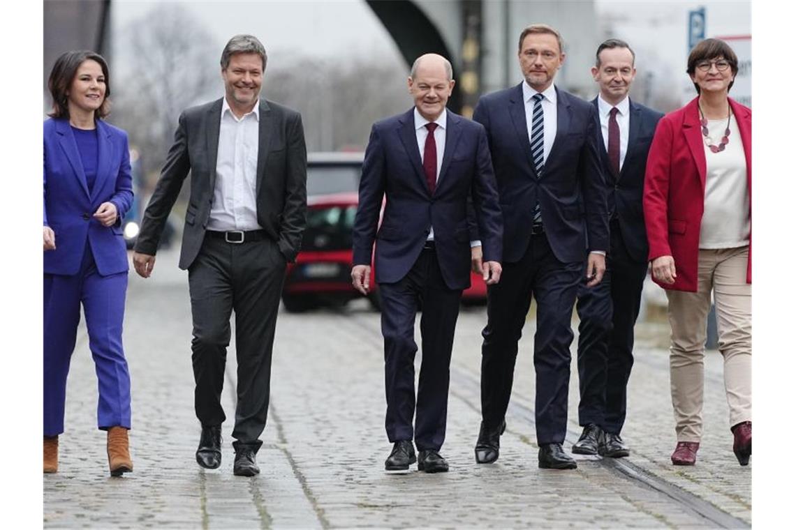 Ampel-Parteien stellen Koalitionsvertrag vor Annalena Baerbock (v.l.), Robert Habeck, Olaf Scholz, Christian Lindner, Volker Wissing und Saskia Esken sind auf dem Weg zur Pressekonferenz, um den Koalitionsvertrag vorzustellen. Foto: Kay Nietfeld/dpa