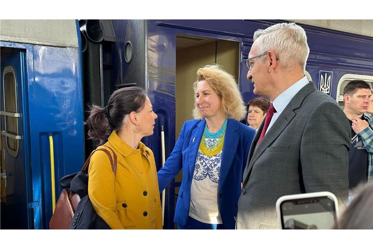 Annalena Baerbock wird bei der Ankunft am Bahnhof Kiew vom deutschen Botschafter Martin Jäger und einer Vertreterin des ukrainischen Protokolls  empfangen