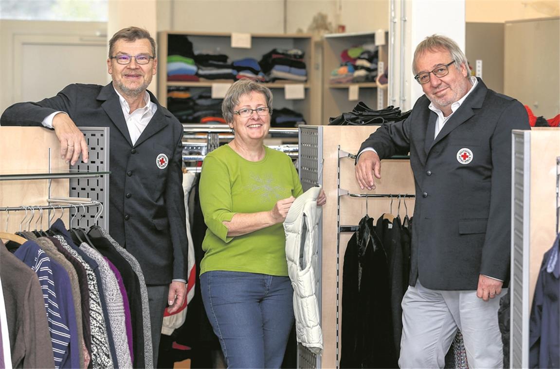 Anne Fix, Klaus-Dieter Fackler (links) und Kurt Zeller erwarten die Eröffnung der neuen Kleiderhalle mit großer Vorfreude. Foto: A. Becher