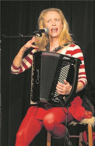 Anne Harmsen alias „The Cat’s Back“ singt in verschiedenen Sprachen, spielt Akkordeon und E-Drums. Foto: J. Fiedler