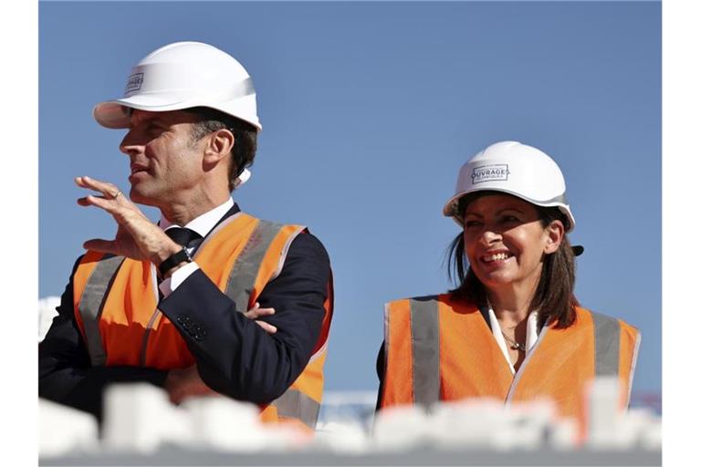 Anne Hidalgo an der Seite von Frankreichs Präsident Emmanuel Macron. Die französischen Sozialisten schicken die Pariser Bürgermeisterin ins Rennen für die Präsidentschaftswahl im April 2022. Foto: Sarah Meyssonnier/Reuters POOL/AP/dpa