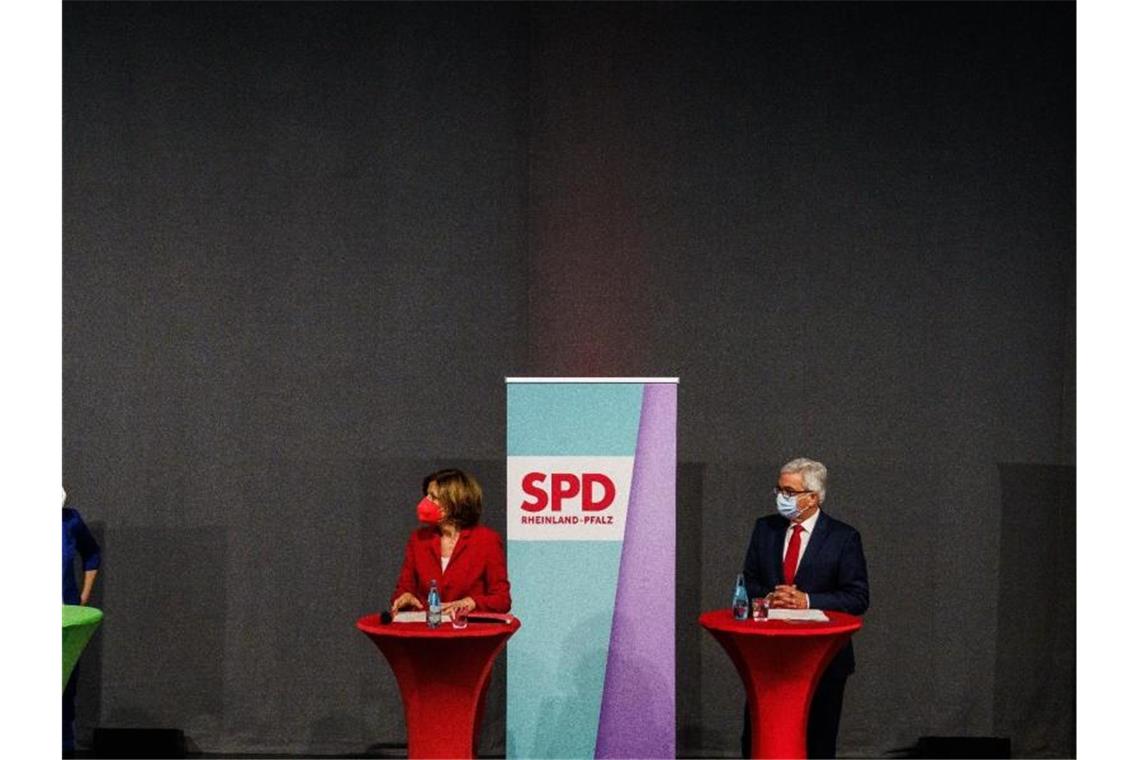Anne Spiegel (l.-r., Bündnis 90/Die Grünen), Malu Dreyer (SPD), Roger Lewentz (SPD) und Daniela Schmitt (FDP). Foto: Andreas Arnold/dpa