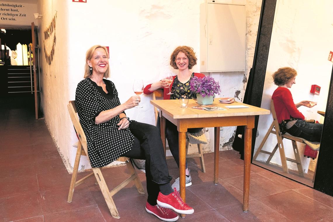 Annedore Bauer-Lachenmaier (links) und Juliane Putzmann im Foyer des Bandhaus-Theaters.