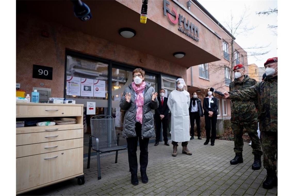 Regierung setzt auf verstärkte Schnelltests vor Altenheimen Annegret Kramp-Karrenbauer am Rande eines Besuchs einer Alten- und Pflegeeinrichtung in Berlin. Foto: Kay Nietfeld/dpa