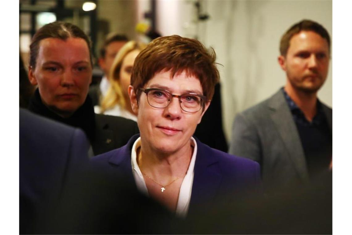 Annegret Kramp-Karrenbauer auf dem Weg zu einer gemeinsamen Sitzung der Thüringer CDU-Landtagsfraktion und des Landesvorstandes. Foto: Bodo Schackow/dpa-Zentralbild/dpa