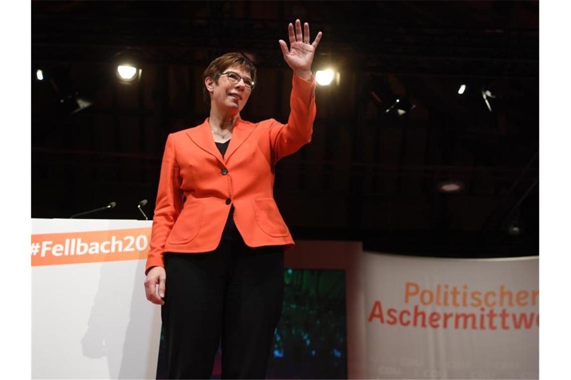 Annegret Kramp-Karrenbauer bedankt beim Politischen Aschermittwoch der CDU bei den Zuhörern. Foto: Marijan Murat/dpa