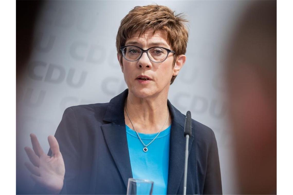 AKK will Debatte über raschen Kanzler-Wechsel beenden Annegret Kramp-Karrenbauer bei einer Pressekonferenz nach der Sitzung des CDU Bundesvorstands im Konrad-Adenauer-Haus. Foto: Michael Kappeler