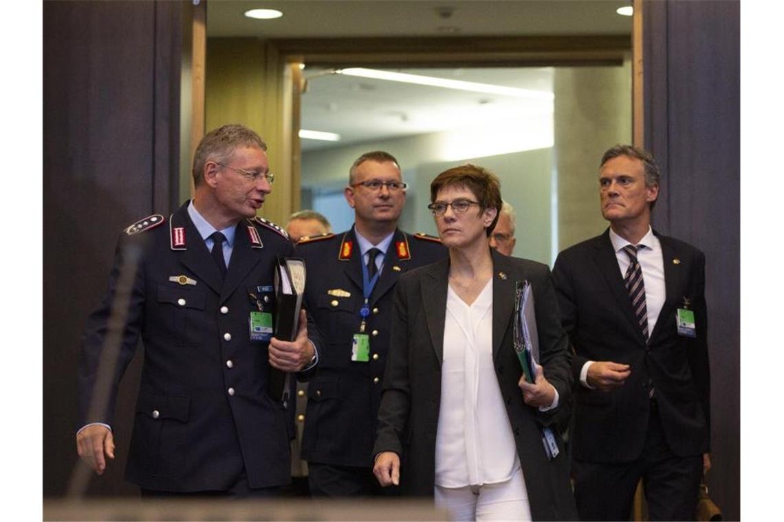 Annegret Kramp-Karrenbauer beim Treffen der Nato-Verteidigungsminister in Brüssel. Foto: Virginia Mayo/AP/dpa