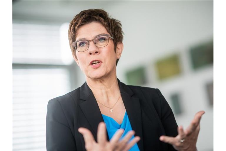 Annegret Kramp-Karrenbauer, Bundesverteidigungsministerin, gibt ein Pressestatement. Foto: Michael Kappeler/dpa/Archivbild