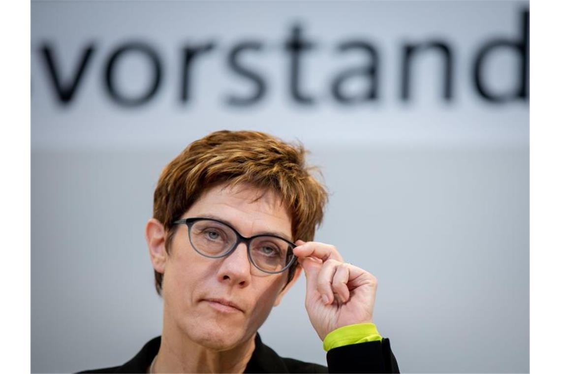 Annegret Kramp-Karrenbauer, Bundesvorsitzende der CDU, spricht auf einer Pressekonferenz zu den Medienvertretern. Foto: Kay Nietfeld