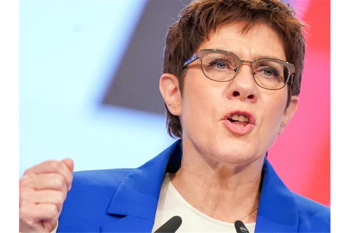 Kramp-Karrenbauer verschafft sich mit Machtfrage Atempause Annegret Kramp-Karrenbauer, Bundesvorsitzende der CDU und Verteidigungsministerin, spricht beim CDU-Bundesparteitag. Foto: Kay Nietfeld/dpa