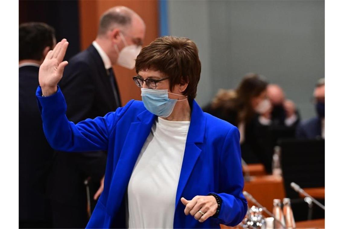 Afghanistan-Debakel befeuert Diskussion über neue EU-Truppe Annegret Kramp-Karrenbauer (CDU), Bundesverteidigungsministerin, hier bei der wöchentlichen Kabinettssitzung. Foto: Tobias Schwarz/AFP/POOL/dpa