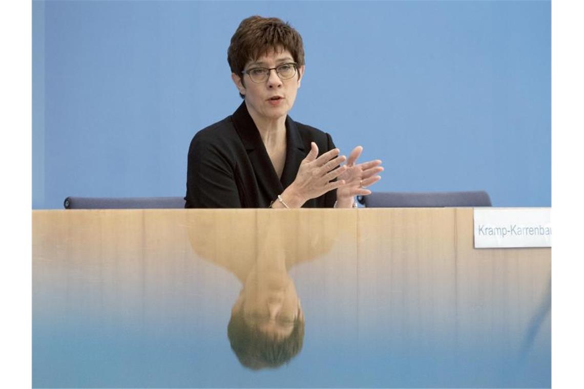 Annegret Kramp-Karrenbauer (CDU), Bundesverteidigungsministerin, spricht bei einer Pressekonferenz. Foto: Michael Sohn/POOL AP/dpa/Archivbild