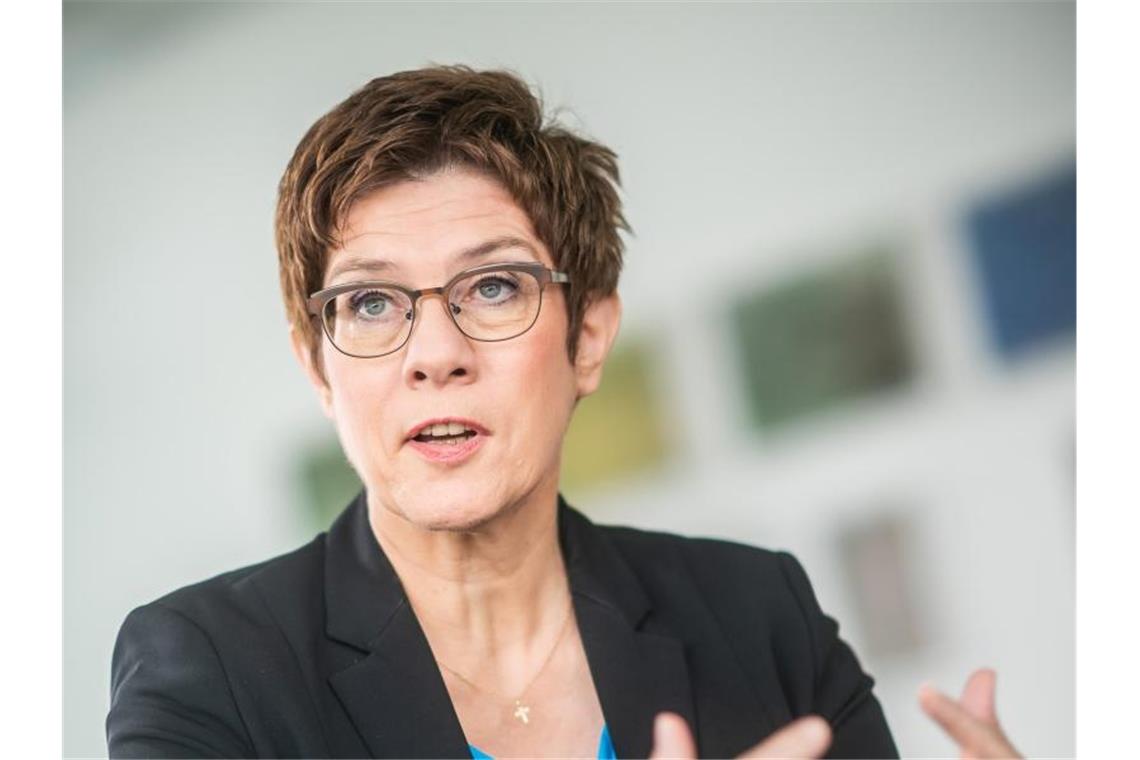 Kramp-Karrenbauer: Vom Abzug betroffenen Ländern helfen Annegret Kramp-Karrenbauer (CDU), Bundesverteidigungsministerin, spricht. Foto: Michael Kappeler/dpa/Archivbild