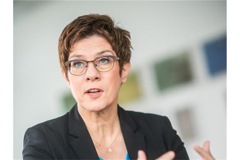 Annegret Kramp-Karrenbauer (CDU), Bundesverteidigungsministerin, spricht. Foto: Michael Kappeler/dpa/Archivbild