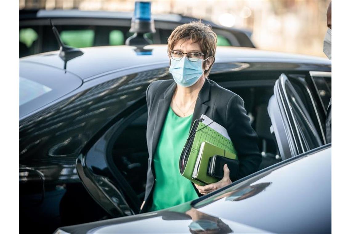 Annegret Kramp-Karrenbauer (CDU), Bundesministerin der Verteidigung, kommt zur Sitzung des Verteidungsausschuss vor dem Paul-Löbe Haus des Bundestags an. Foto: Michael Kappeler/dpa