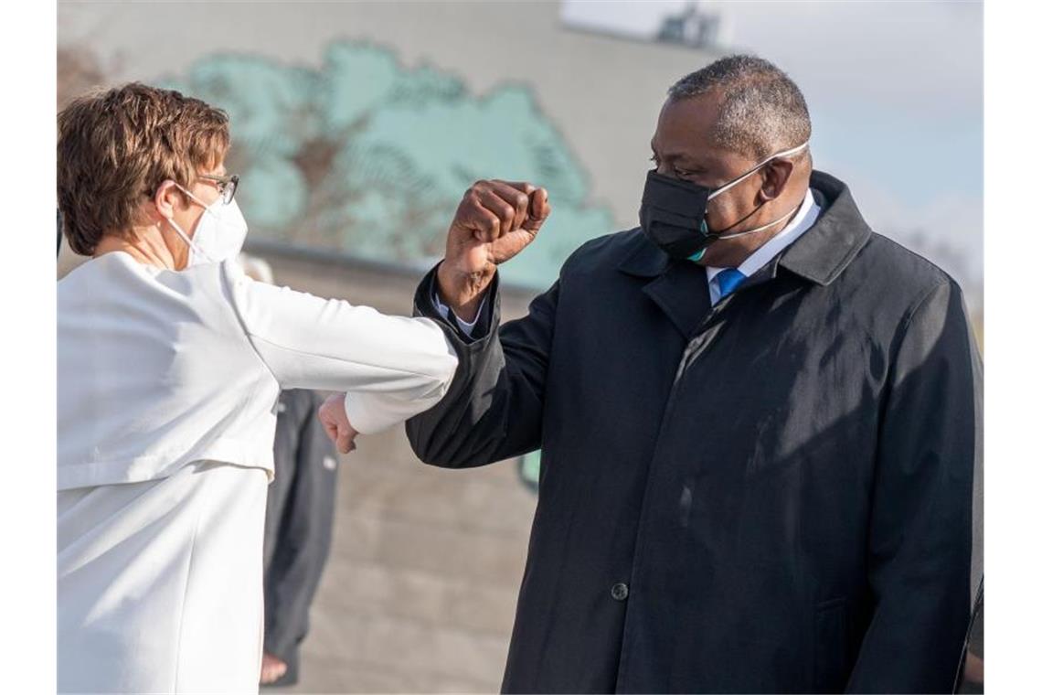 Abschied vom Abzug: USA stocken Truppen in Deutschland auf Annegret Kramp-Karrenbauer (CDU), Bundesministerin der Verteidigung, empfängt US-Verteidigungsminister Lloyd Austin im Bundesverteidigungsministerium. Foto: Kay Nietfeld/dpa